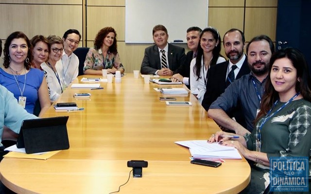 O deputado Rodrigo Martins em reunião na Anatel (Foto: Reprodução)