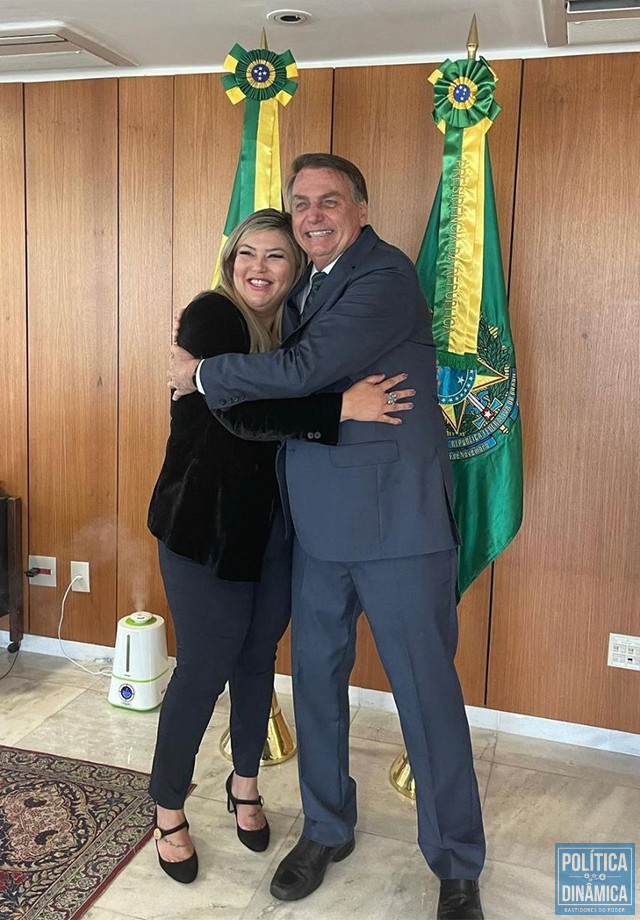 Samantha tem a única candidatura competitiva no Piauí abraçada colada na imagem do presidente Jair Bolsonaro (foto: Instagram)