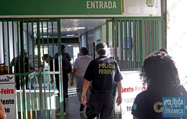 Agentes da PF chegando na Seduc no dia 27 (Foto: Jailson Soares/PoliticaDinamica.com)