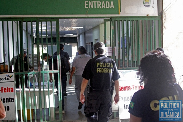 Agentes da PF na Secretaria de Educação do PI (Foto: Jailson Soares/PoliticaDinamica.com)