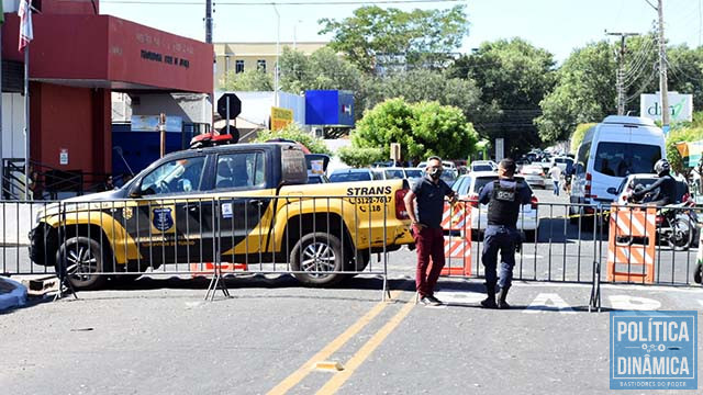 Prefeitura bloqueou rua inteira para evento simples de entrega de viatura para conselheiros tutelares (foto: Jailson Soares)
