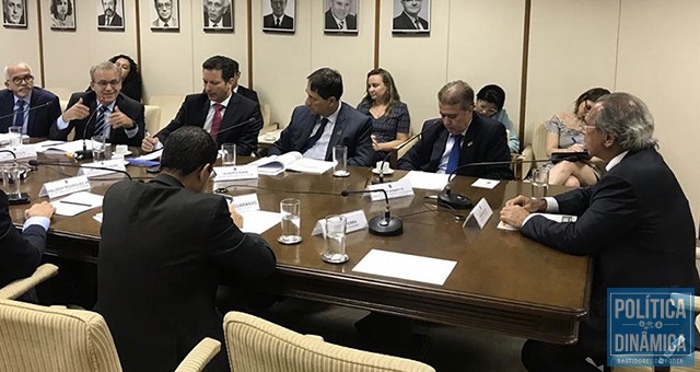 Ao ministro Paulo Guedes o prefeito Firmino Filho falou de desafios que municípios bem geridos precisam enfrentar com a colaboração do Governo Federal (foto: Ascom)