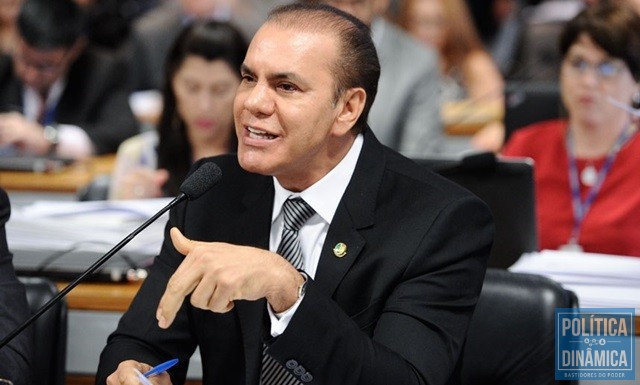 Senador Ataídes Oliveira aponta a indignação popular contra corrupção e sugere que nomeações tenham caráter técnico (Foto: Marcos Oliveira/Agência Senado)