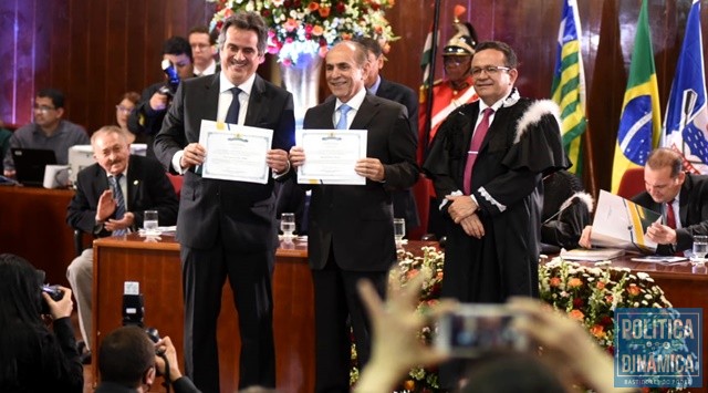 Presidente do TRE-PI entregou diplomas (Foto: Jailson Soares/PoliticaDinamica.com)