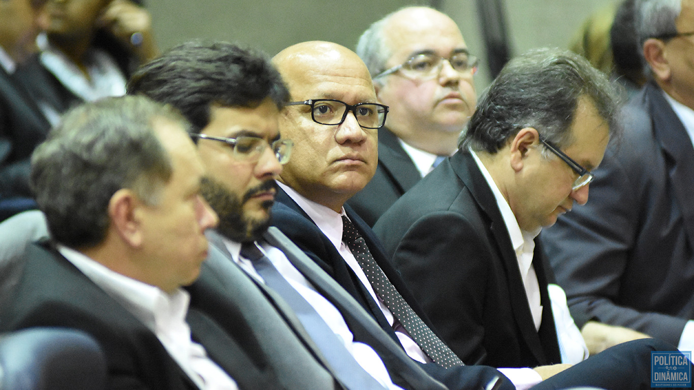 A foto e a hitória são de 2017, mas as repercussões se estendenm até hoje. Na imagem, Antônio Neto (Planejamento), Rafael Fonteles (Fazenda), Franzé Silva (Administração), Merlong Solano (Governo) e Plínio Clerton (PGE) (foto: Jailson Soares | PD)