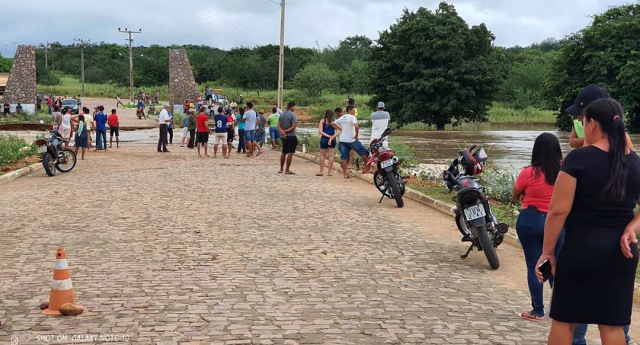 Animadas com chuvas, pessoas se aglomeram para ver riachos (Foto: Reprodução/Facebook)