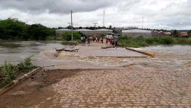 Cheia de açudes atrai população em Lagoa do Barro (Foto: Reprodução/Facebook)