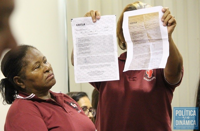 Servidores exibem cartas de cobrança (Foto: Jailson Soares/PoliticaDinamica.com)