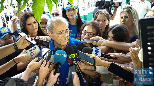 Sílvio falou com a imprensa antes da votação e, aos 72 anos em sua sessão não havia filas para prioritários (fotos: Gil Oliveira/ PD)