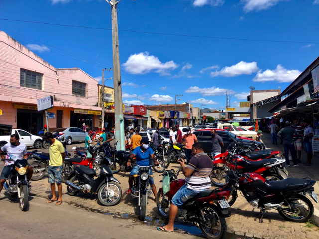 Movimentação nas ruas da cidade é intensa (Foto: André Pessoa)