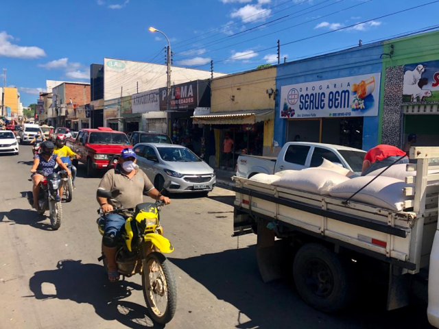 Cidade tem ruas cheias e mais de 600 casos da Covid-19 (Foto: André Pessoa)