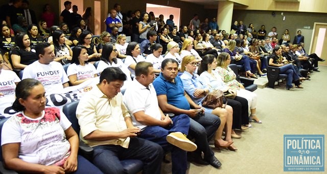 Servidores da Educação durante a sessão (Foto: Jailson Soares/PoliticaDinamica.com)