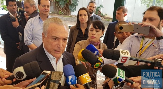 Michel Temer conversa com jornalistas após votar em São Paulo (Foto: Carolina Dantas/G1)