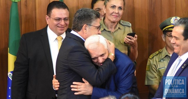Deputado recebe afago após ser reeleito (Foto: Jailson Soares/PoliticaDinamica.com)