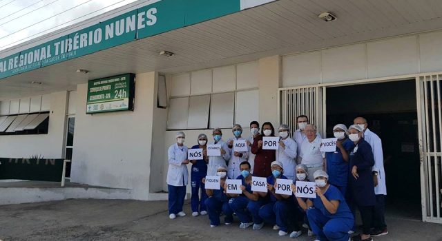 Funcionários do Hospital Tibério Nunes, em Floriano (Foto: Reprodução/Facebook/HRTN)