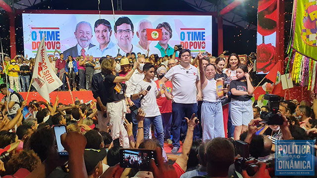 Convenção reuniu mais de 100 candidatos no mesmo palanque de Rafael Fonteles em Teresina (foto: Jailson Soares/ PD)