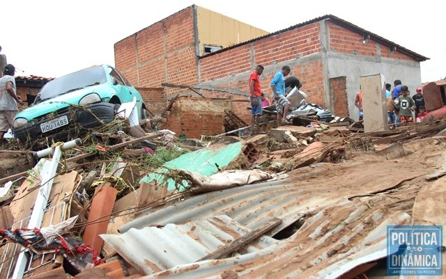Moradores procuram objetos nos escombros (Foto: Jailson Soares/PoliticaDinamica.com)
