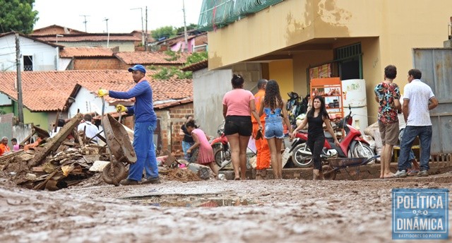 Rastro de destruição deixado pela água (Foto: Jailson Soares/PoliticaDinamica.com)