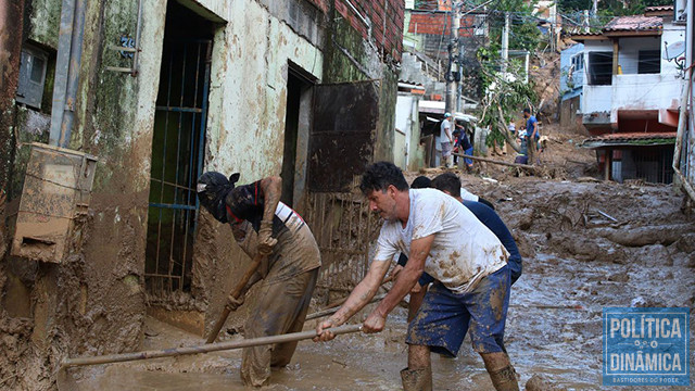 Voluntários fazem mutirão de limpeza na tragédia que deixou mais de 400 desabrigados (foto: Agência Brasil)
