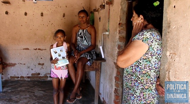 Famílias ficam de mãos atadas ao verem crianças sem poder ir à escola no sertão do Piauí. A pequena Geane segura o livro, mas ainda não foi à escola (Foto: Gustavo Almeida/PoliticaDinamica.com)