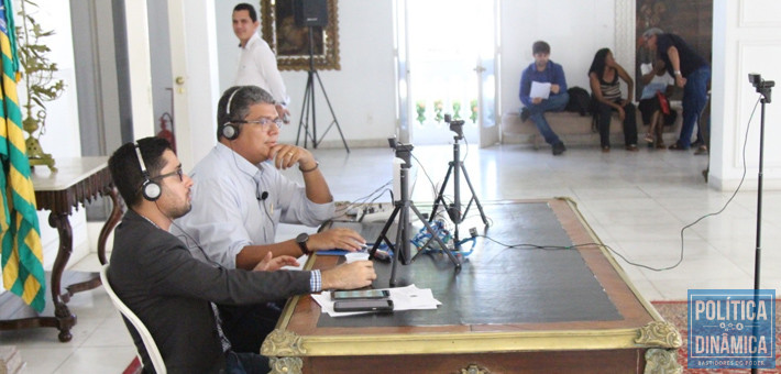 Jornalismo não se intimida com censura: Marcos Melo e Gustavo Almeida transmitiram ao vivo direto do salão principal do Palácio de Karnak (foto: Jailson Soares | PoliticaDinamica.com)