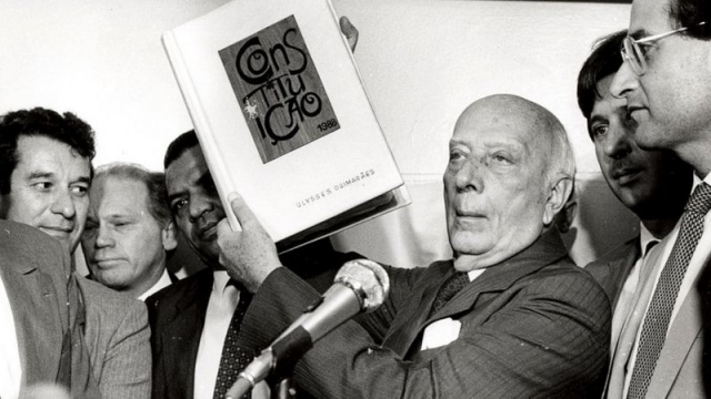 Ulysses Guimarães com a Constituição Federal de 1988 (Foto: Célio Azevedo)