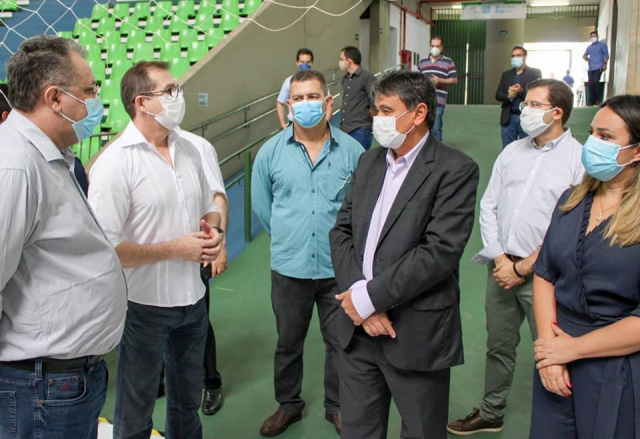 Governdor durante visita ao hospital no Verdão (Foto: Divulgação/Governo do Piauí)