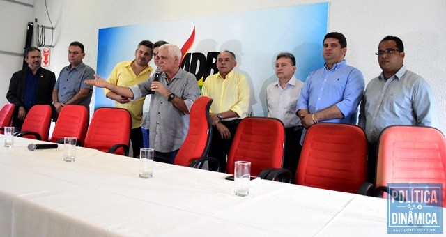 Depois, vereadores Enzo Samuel e Gustavo Gaioso (os dois últimos à direita) foram chamados (Foto: Jailson Soares/PoliticaDinamica.com)
