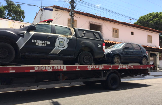 Viatura sendo rebocada na cidade de Parnaíba (Foto: Reprodução/Redes Sociais)