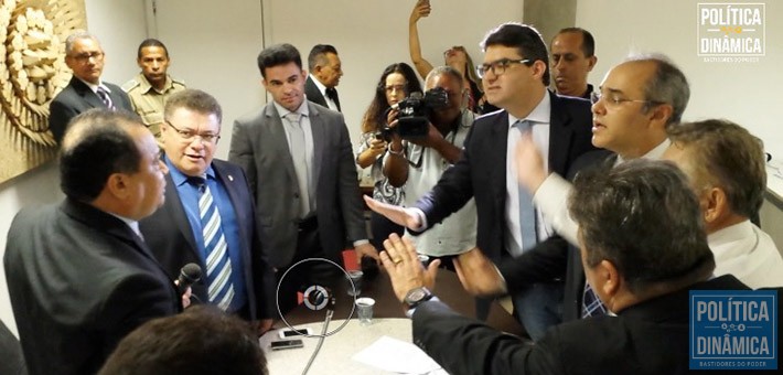 Deputados tiveram que pedir para Evaldo Gomes se acalmar um pouco antes de continuar sua missão de aprovar o aumento de impostos (foto: Marcos Melo | PoliticaDinamica.com)