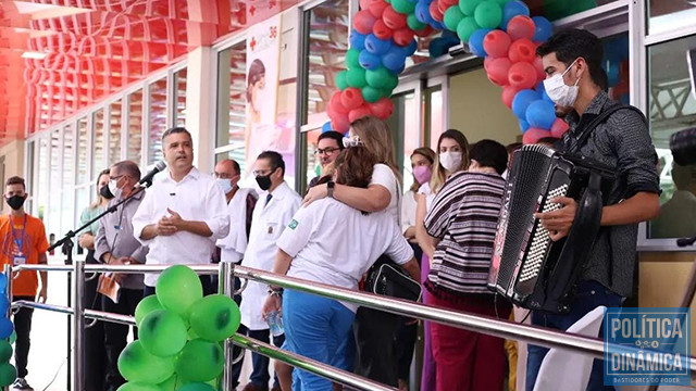 Doutor Vinicius deixou a gestão do HILP em abril de 2022 com grande festa (foto: redes sociais)