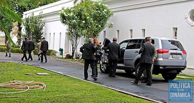 Agentes estão dentro do Palácio de Karnak (Foto: Jailson Soares/PoliticaDinamica.com)