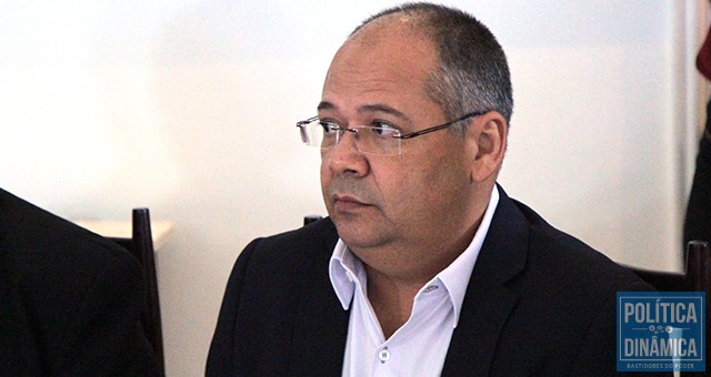 Elizomar Guimarães evitou dar entrevista ao Política Dinâmica depois de saber o assunto da reportagem; a postura protege o diretamente o governador Wellington Dias (foto: Marcos Melo | PoliticaDinamica.com)