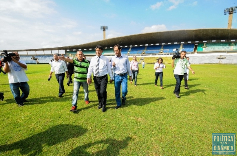 Wellington Dias conhece como ninguém os problemas do Albertão, afinal de contas, são 20 anos de governo e muitas visitas ao local e muitos anúncios de melhorias, o que parece não ter resolvido muita coisa (Foto: Marcelo Cardoso)