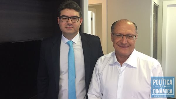 Geraldo Alckmin conversa com Luciano Nunes (Foto: Ascom) 
