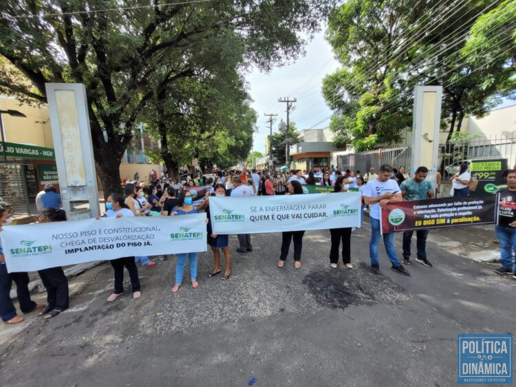 Profissionais da enfermagem protestaram, em fevereiro deste ano, em favor do piso salarial da categoria (Foto: divulgação/SENATEPI)