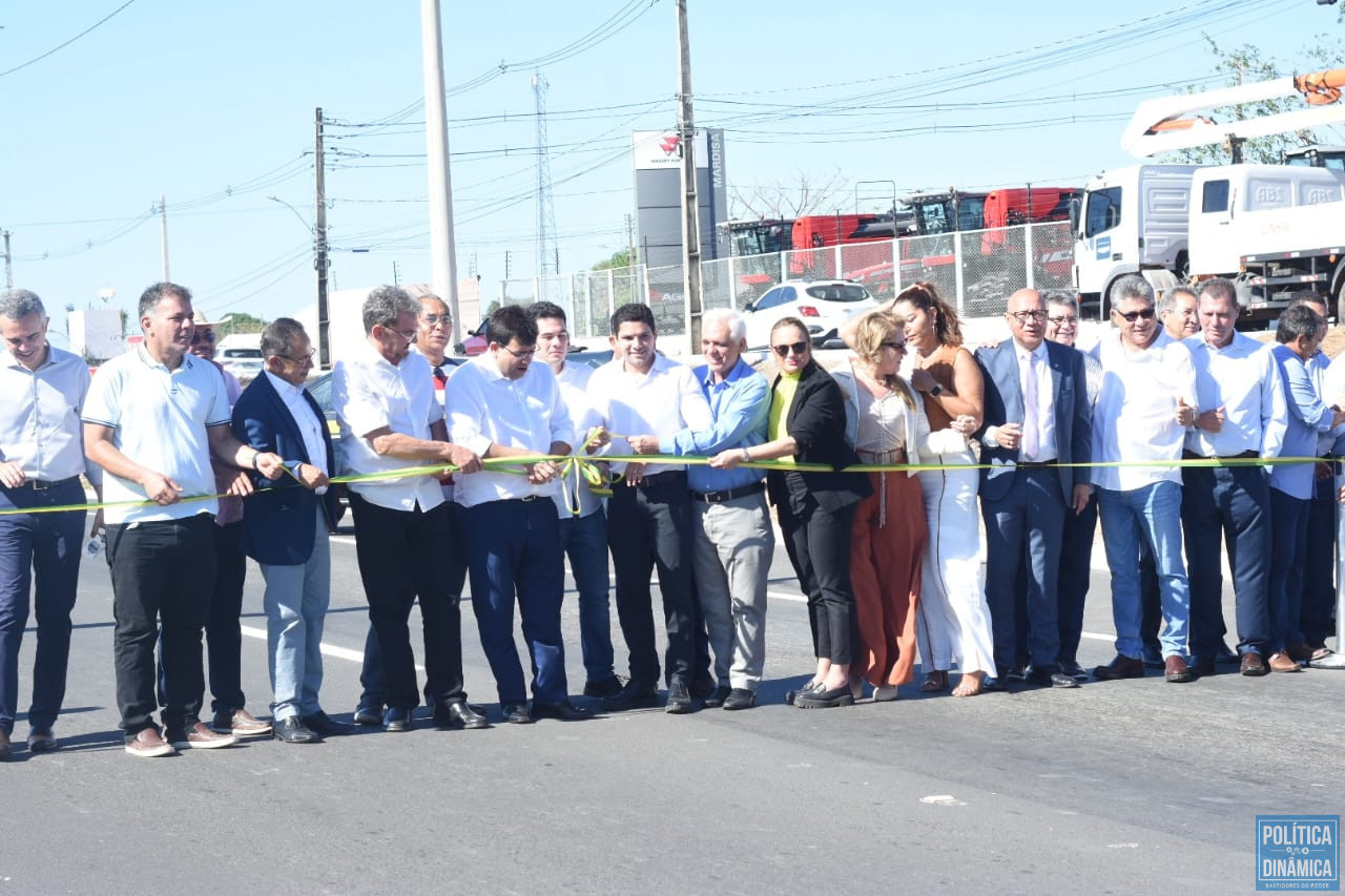 O governador Rafael Fonteles fazendo o tradicional corte de fita durante a inauguração da obra de duplicação da BR-316 (foto: Jailson Soares | PD)