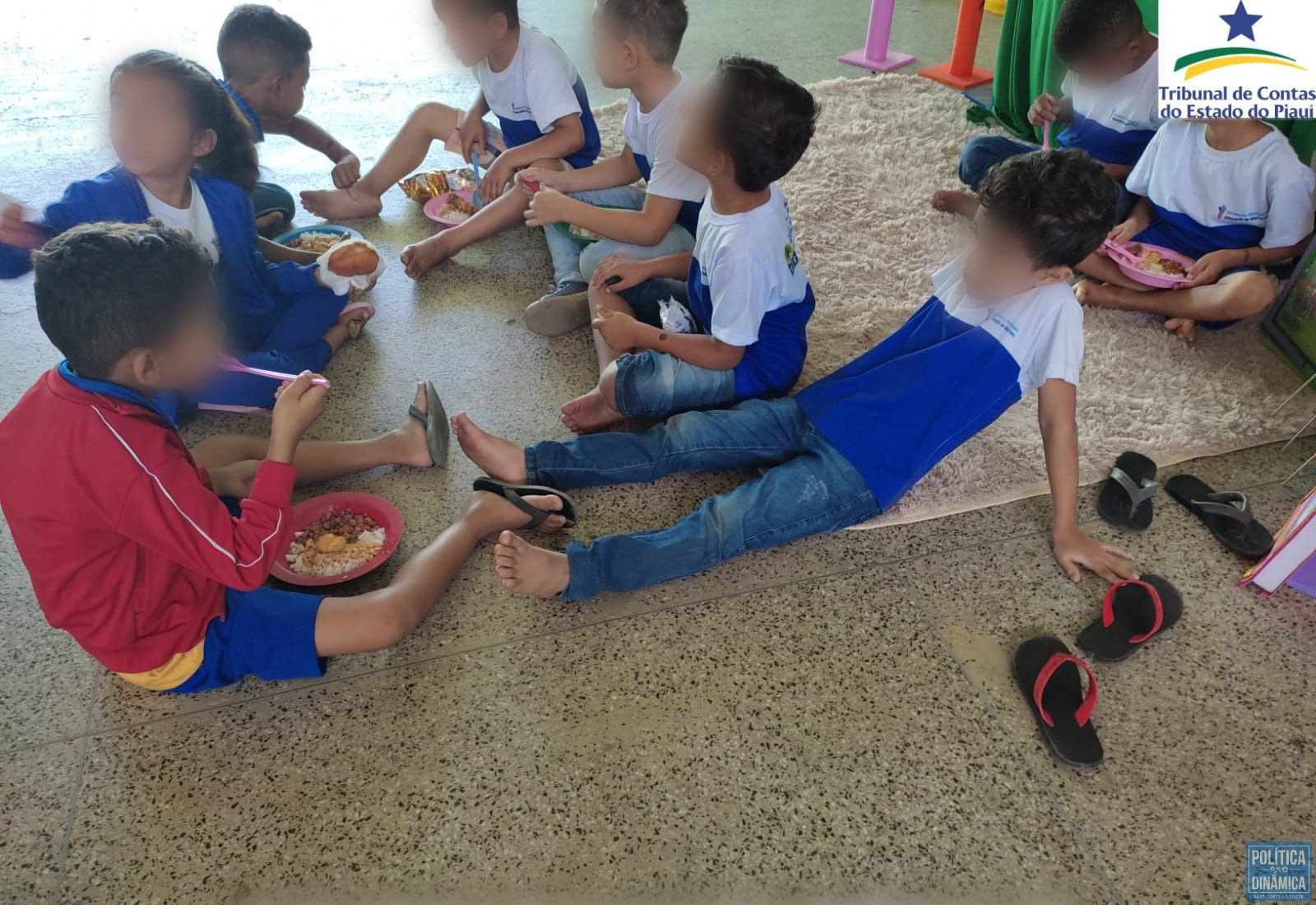 Crianças são obrigadas a comer no chão por falta de refeitório em escola de município do Piauí (foto: Divulgação)