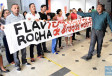 Flávio Rocha é carregado por apoiadores