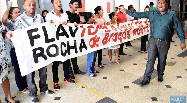 Flávio Rocha é carregado por apoiadores