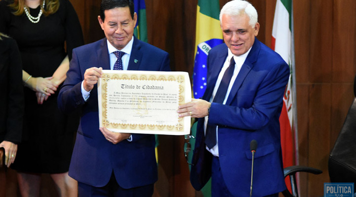 Vice-presidente Mourão recebe título de cidadania piauiense